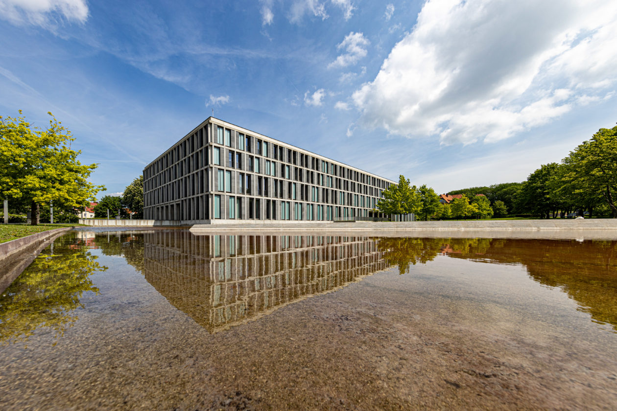 Außenansicht des Bundesarbeitsgerichts, mit Teich