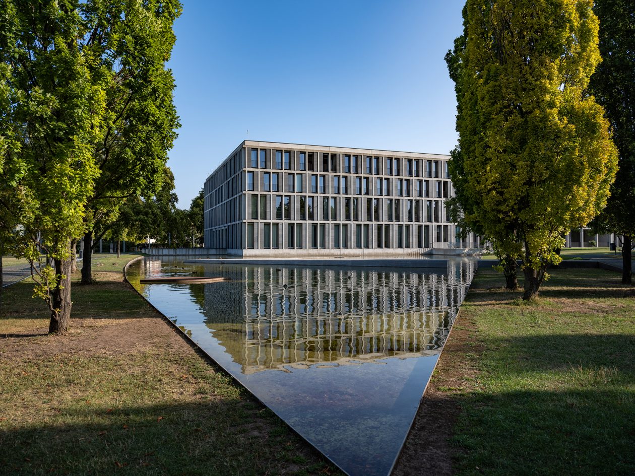 Außenansicht des Bundesarbeitsgerichts mit Teich im Vordergrund