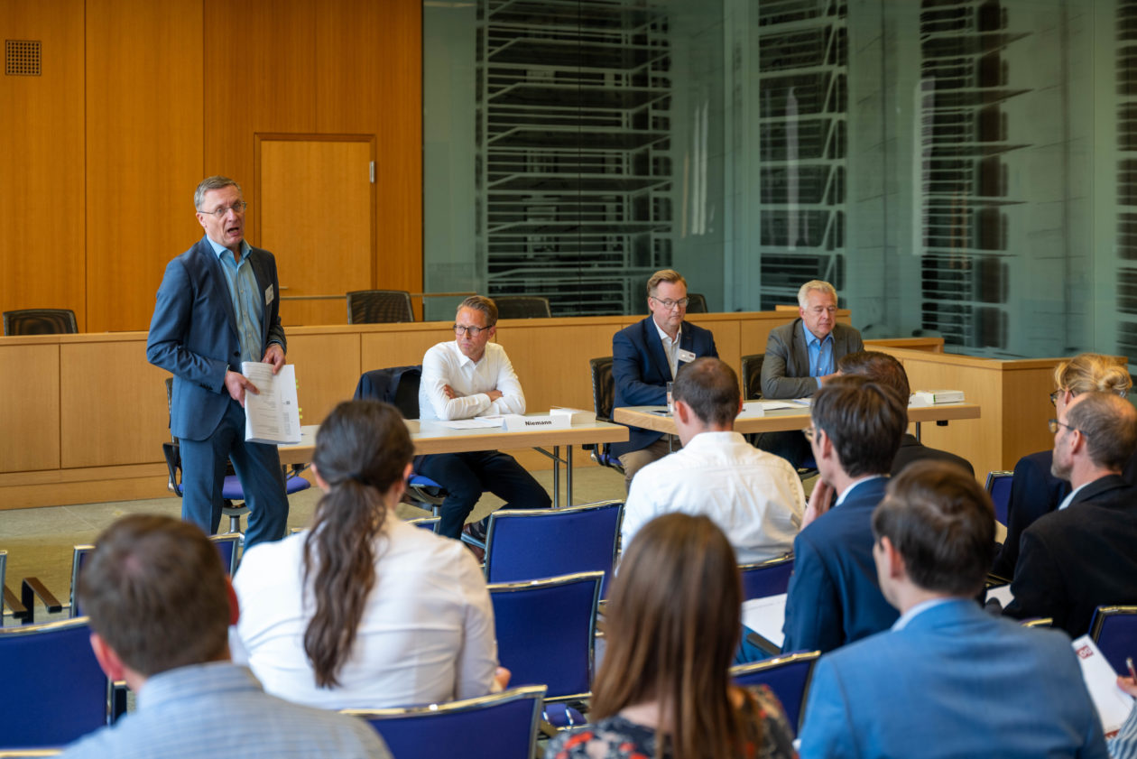 Teilnehmende bei der Fachtagung "Instanzen im Dialog" 2023