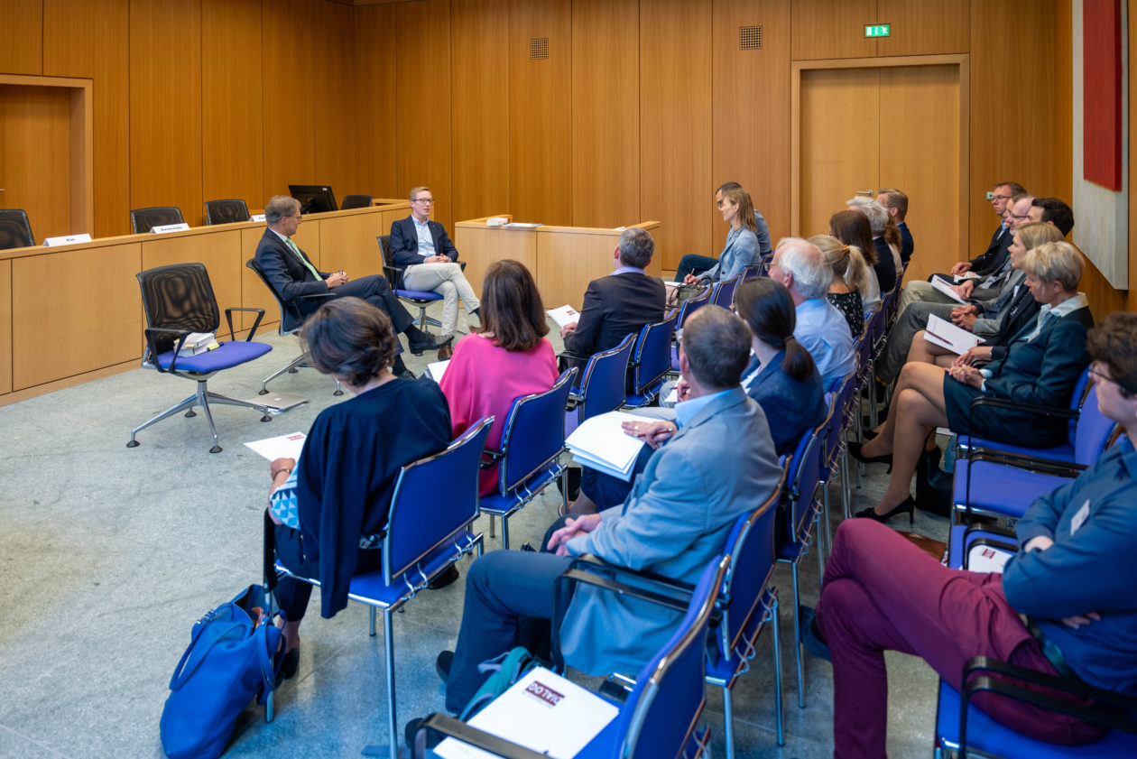 Teilnehmende bei der Fachtagung "Instanzen im Dialog" 2023