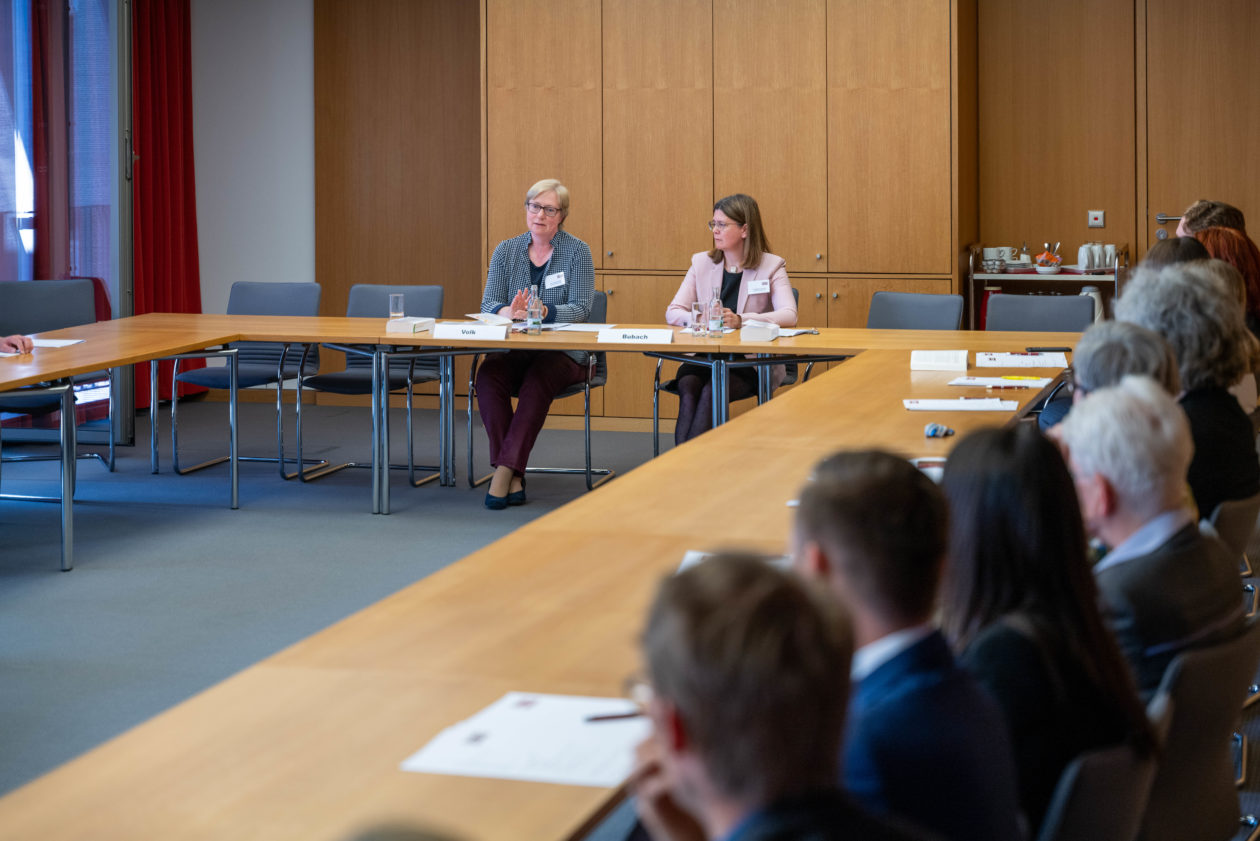 Teilnehmende bei der Fachtagung "Instanzen im Dialog" 2023