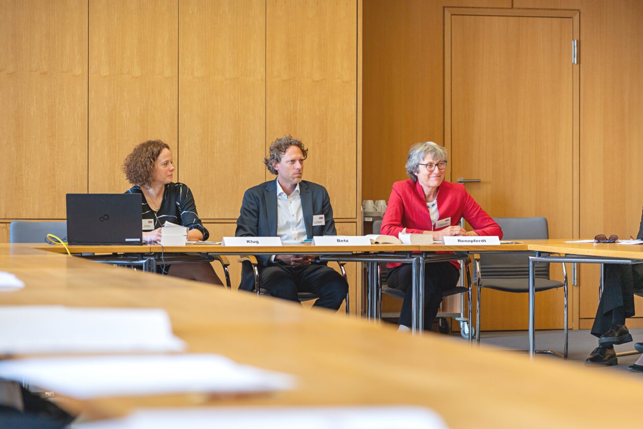 Teilnehmende bei der Fachtagung "Instanzen im Dialog" 2025